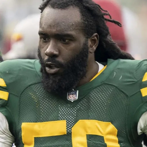Portrait of De'Vondre Campbell
