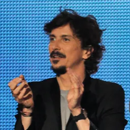 Portrait of Arnaud Tsamere