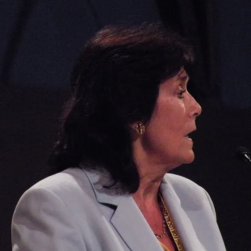 Portrait of Liz Lynne
