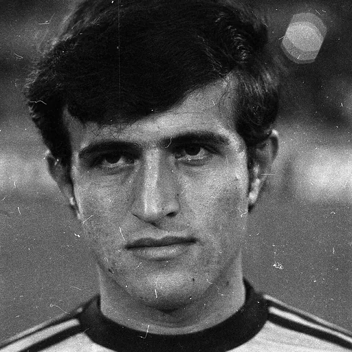 Portrait of Uri Malmilian