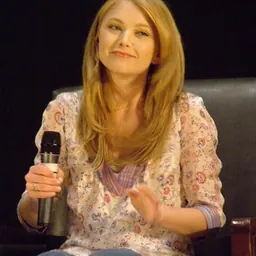 Portrait of Elisabeth Harnois