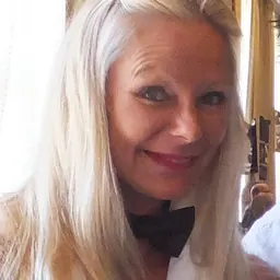 Portrait of Raye Hollitt