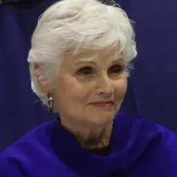 Portrait of Shannon Farnon