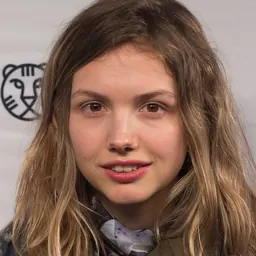Portrait of Hannah Murray