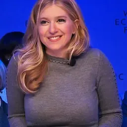 Portrait of Sara Eisen