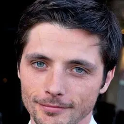 Portrait of Raphaël Personnaz