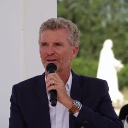 Portrait of Denis Brogniart