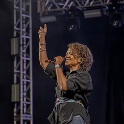Portrait of Nívea Soares