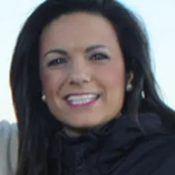 Portrait of Leanne Manas
