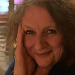 Portrait of Lindy Davies