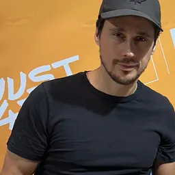 Portrait of Peter Gadiot