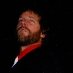 Portrait of Tom Dumont