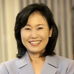 Portrait of Michelle Park Steel