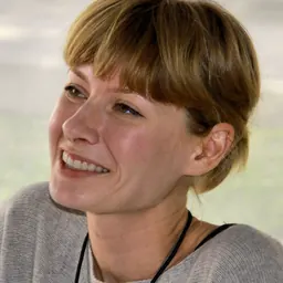 Portrait of Hope Larson