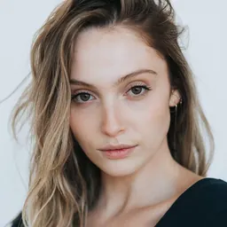 Portrait of Sara Thompson