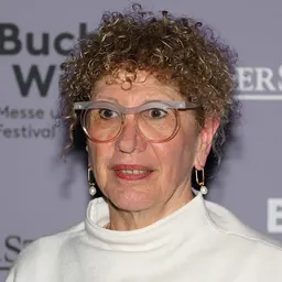 Portrait of Lizzie Doron