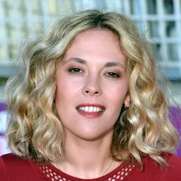 Portrait of Alysson Paradis