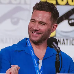 Portrait of Luke Macfarlane