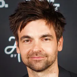 Portrait of Drew Tarver
