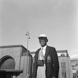 Portrait of Leslie Handunge