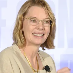 Portrait of Fiona Davis