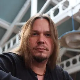 Portrait of Mike Le Han