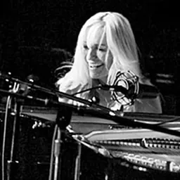 Portrait of Lisa Hilton