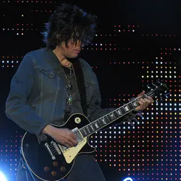 Portrait of Dean DeLeo