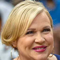 Portrait of Holly Rowe