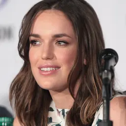 Portrait of Elizabeth Henstridge