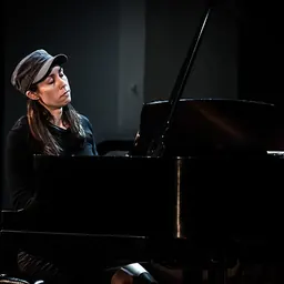 Portrait of Holly Bowling