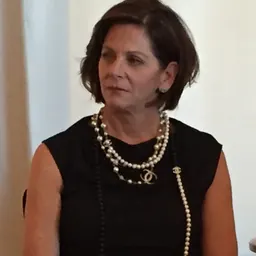 Portrait of Karen Skelton
