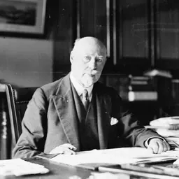 Portrait of Tom Shannon