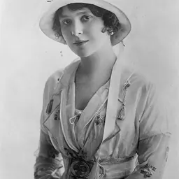 Portrait of Sári Petráss