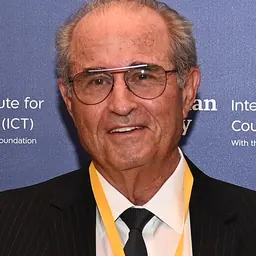 Portrait of Shabtai Shavit