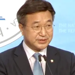Portrait of Yun Ho-jung