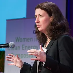 Portrait of Tracey Holloway