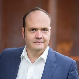 Portrait of Robin Alexander