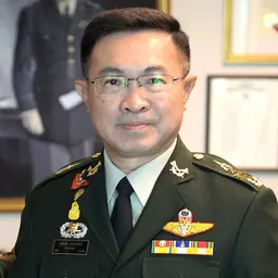 Portrait of Surapong Suwana-adth