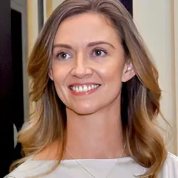 Portrait of Holly Cairns
