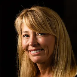 Portrait of Jo Becker