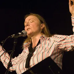 Portrait of Jo Freya