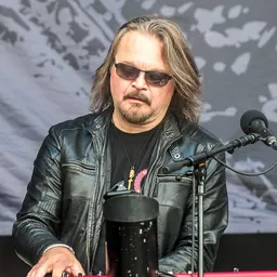 Portrait of Mic Michaeli
