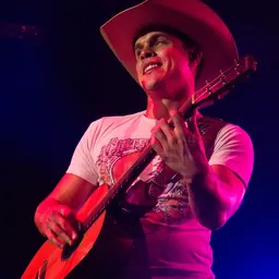 Portrait of Dustin Lynch