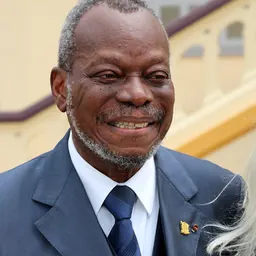 Portrait of Robert Dossou