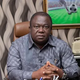 Portrait of Larry Izamoje