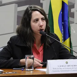 Portrait of Laura Carvalho
