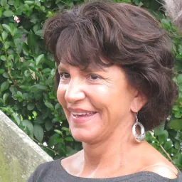 Portrait of Mercedes Ruehl