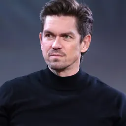 Portrait of Steve Howey