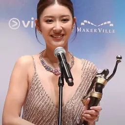Portrait of Jennifer Yu